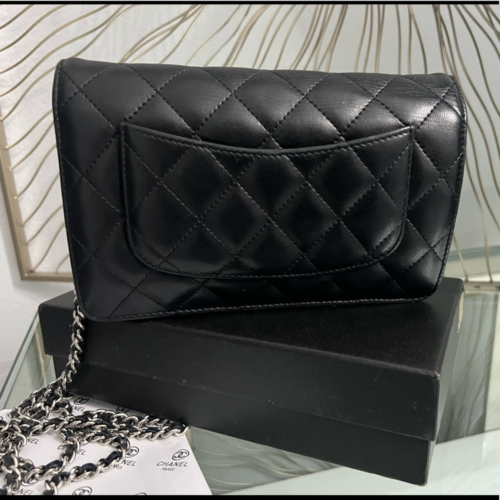 Classic Quilted Lambskin. Absolutely beautiful. - Picture 4 of 9